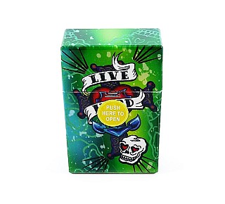 Groen sigarettendoosje met kruis, hard en doodskop in tattoo stijl