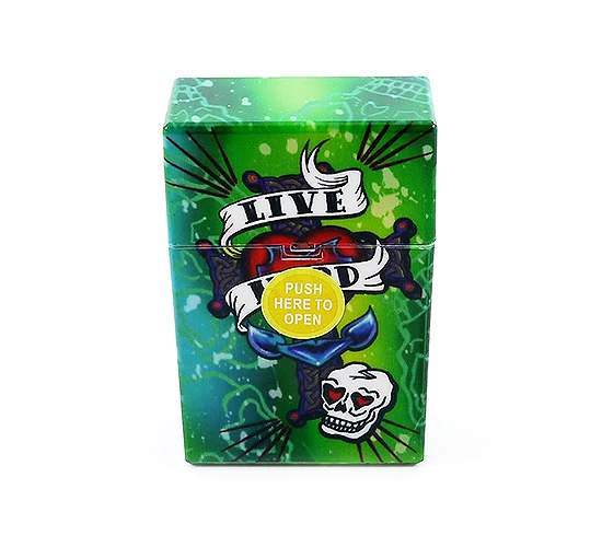 Groen sigarettendoosje met kruis, hard en doodskop in tattoo stijl