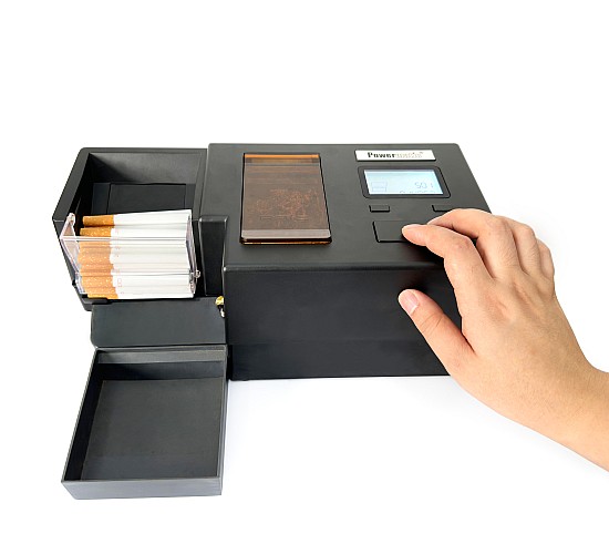 Gebruiker bedient de Powermatic 5 automatische sigarettenmachine om sigaretten te maken