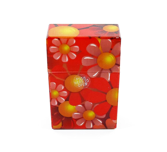 Sigarettendoosje met een bloemdesign wat grotendeels rood is
