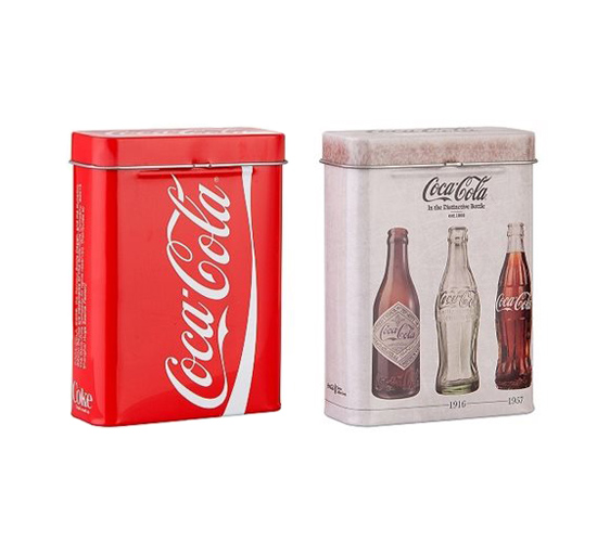 Twee verschillende blikken sigarettendoosjes van Coca-Cola