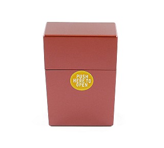 Plastic sigarettendoosje met een glimmende afwerking in metallic rood