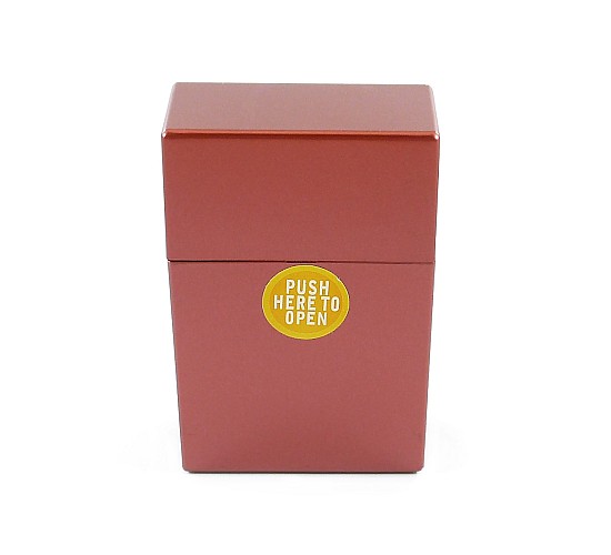 Plastic sigarettendoosje met een glimmende afwerking in metallic rood