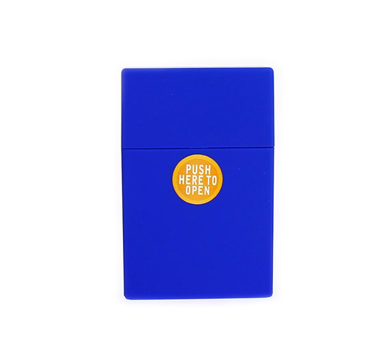 Een zogenaamde Soft touch sigarettendoosje in de kleur blauw