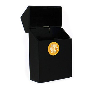 Zwarte sigaretten box met een afwerking dat voelt als rubber