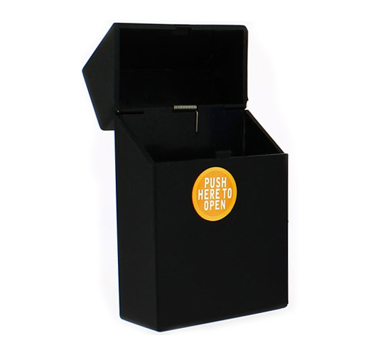 Zwarte sigaretten box met een afwerking dat voelt als rubber