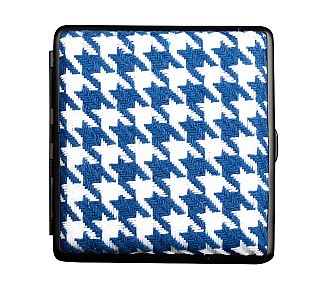 Een sigarettenkoker met stoffen patroon in de kleur blauw