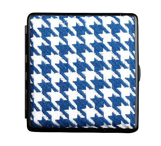 Een sigarettenkoker met stoffen patroon in de kleur blauw