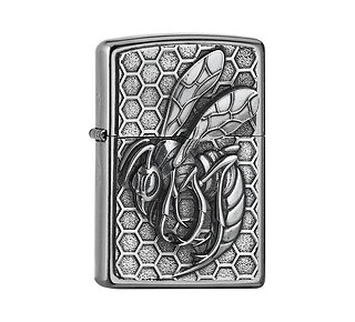 Zippo Wasp Regular aansteker in chrome met street chrome afwerking, gedetailleerd wesp embleem en honingraatpatroon