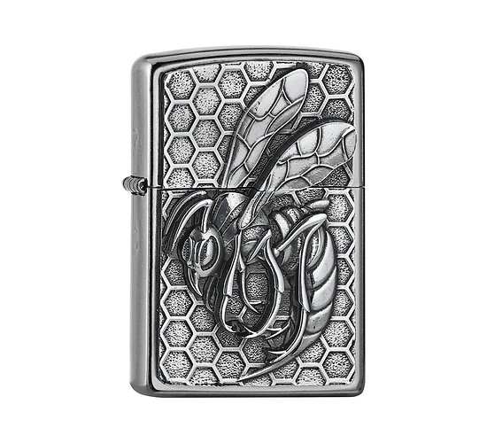 Zippo Wasp Regular aansteker in chrome met street chrome afwerking, gedetailleerd wesp embleem en honingraatpatroon