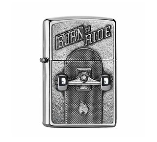 Chrome Zippo regular aansteker met driedimensionaal skateboard embleem en Born to Ride tekst en geborstelde afwerking