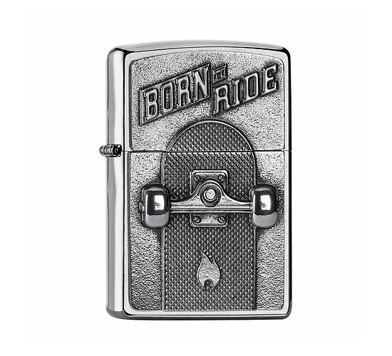 Chrome Zippo regular aansteker met driedimensionaal skateboard embleem en Born to Ride tekst en geborstelde afwerking