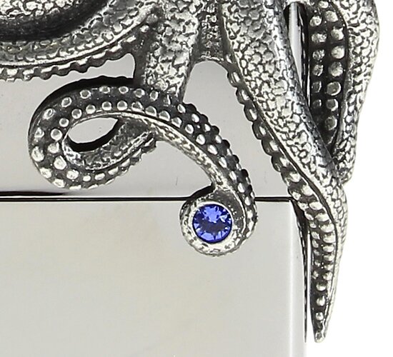Octopussy zippo met blauw zirkonia steentje