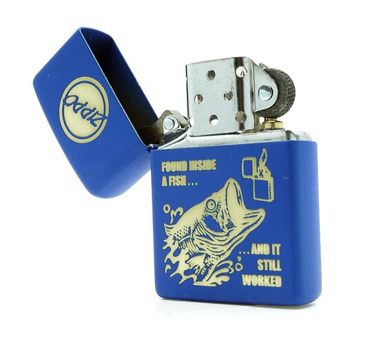 Blauwe zippo found inside fish
