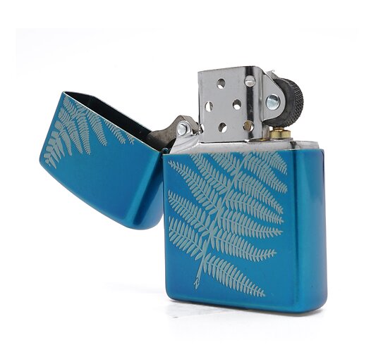 Blauwe zippo gravure blad glans