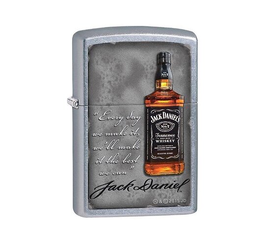 Jack Daniel's Zippo Every day met street chrome afwerking en print van Jack Daniel's Tennessee Whiskey fles