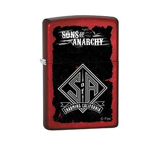 Sons of Anarchy™ charming california Zippo aansteker in rood met zwarte print en Street Chrome afwerking