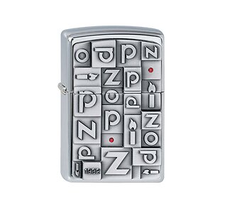 Zippo 1932 Emblem regular aansteker met geborstelde chrome afwerking en reliëf logo met rode kristal accenten