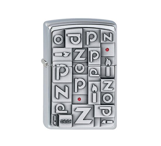 Zippo 1932 Emblem regular aansteker met geborstelde chrome afwerking en reliëf logo met rode kristal accenten