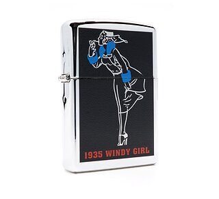 Zippo 1935 Windy girl chrome aansteker met zwarte achtergrond, witte en blauwe print en rode tekst onderaan