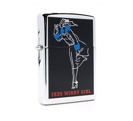 Zippo 1935 Windy girl chrome aansteker met zwarte achtergrond, witte en blauwe print en rode tekst onderaan