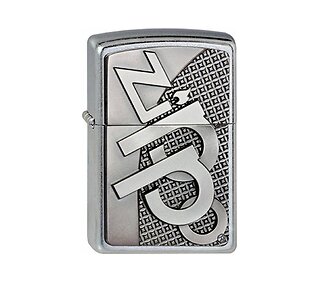 Zippo 3D Emblem Regular aansteker met chromekleurige Street Chrome afwerking en groot 3D zippo embleem