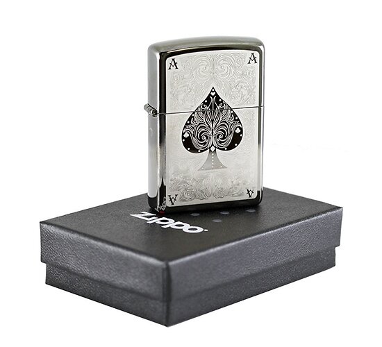 Zippo met Filigree gravure en een schoppen aas