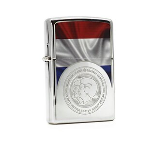 Zippo Beatrix & Willem gepolijste chrome aansteker met gravure van koningin Beatrix en koning Willem plus Nederlandse vlag print
