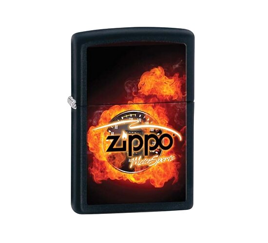 Matte zwarte Zippo aansteker met rode vlammenprint, snelheidsmeter en tekst Zippo motorsport