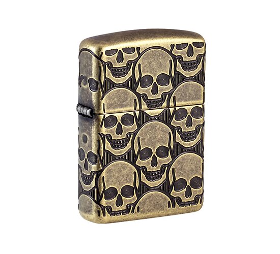 Zippo Cackling Cranium Design aansteker in antieke messing met diep gegraveerde groep grijnzende schedels rondom