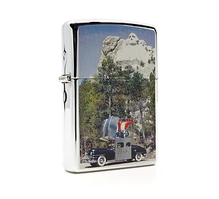 Zippo Car mount rushmore chrome aansteker met print van klassieke Zippo auto en Mount Rushmore op gepolijste behuizing