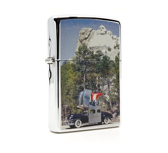 Zippo Car mount rushmore chrome aansteker met print van klassieke Zippo auto en Mount Rushmore op gepolijste behuizing