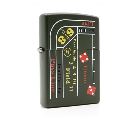Groene Zippo aansteker met matte afwerking en een print van een casino tafel in geel, rood en zwart