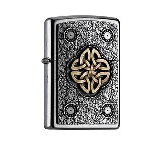 Zippo Celtic knot regular aansteker met street chrome afwerking en bronzen Keltische knoop embleem