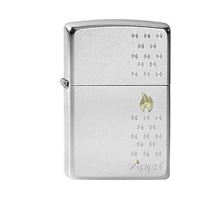 Zippo Chimney aansteker in geborstelde chrome met two-tone gravure van een goudkleurig vlam symbool