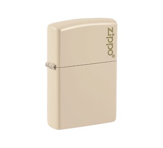 Zippo Flat Sand aansteker in beige met flat color afwerking en subtiel Zippo-logo op het deksel