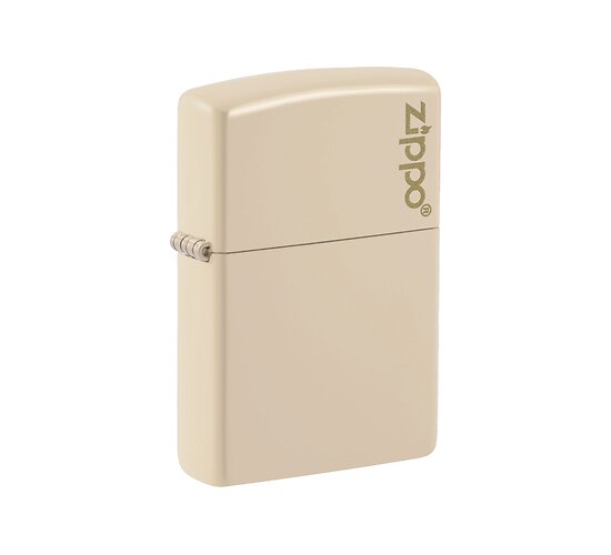 Zippo Flat Sand aansteker in beige met flat color afwerking en subtiel Zippo-logo op het deksel