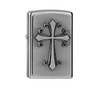 Zippo Cross regular model in chromekleur met satin afwerking en hoogreliëf kruis-embleem