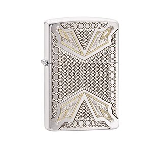 Zippo Dagger Armor model in chromekleur met diepe gravures en gouden accenten, geborstelde afwerking