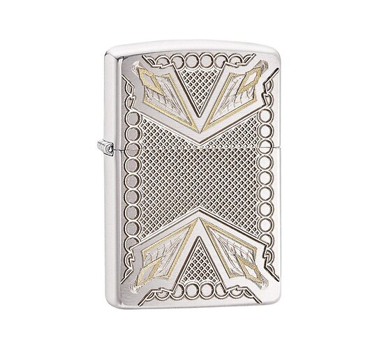 Zippo Dagger Armor model in chromekleur met diepe gravures en gouden accenten, geborstelde afwerking