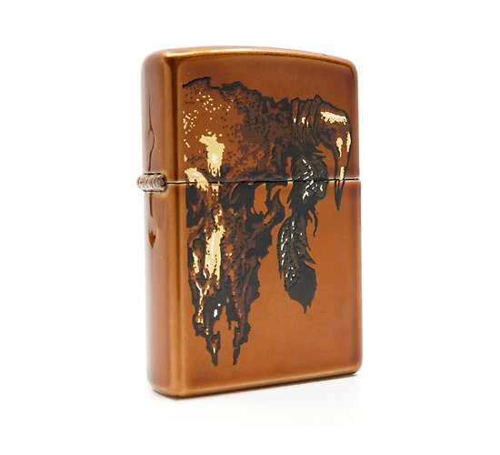 Zippo Desert find aansteker in toffee kleur met bruine tint en indiaanse doodskop print, Color Iced en Street Chrome afwerking