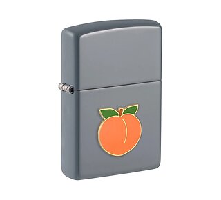 Zippo Foodie Peach met oranje perzik embleem en groene blaadjes op staalgrijze flat color behuizing
