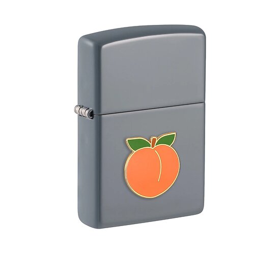 Zippo Foodie Peach met oranje perzik embleem en groene blaadjes op staalgrijze flat color behuizing