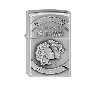 Zippo Gemini emblem aansteker met geborstelde zilveren afwerking en reliëf Tweelingen design