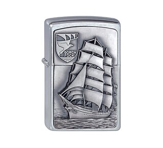 Zippo Gorch Fock emblem aansteker in geborstelde chrome met gedetailleerd reliëf van zeilschip