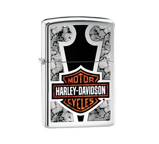 Zippo Harley Davidson Fusion aansteker met gepolijste chrome afwerking en zwart-oranje logo op marmerachtige achtergrond