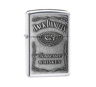 Zippo aansteker met gepolijste chrome afwerking en Jack Daniel's Tennessee whiskey label embleem