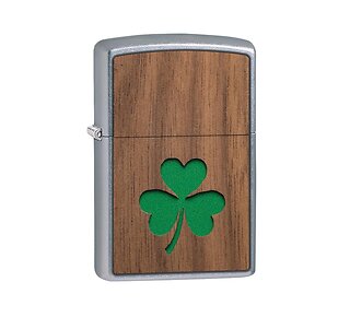 Zippo Woodchuck Klaver regular aansteker met street chrome omranding, bruin houtpaneel en groen klaverblad embleem