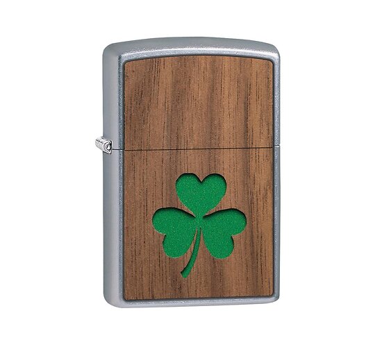 Zippo Woodchuck Klaver regular aansteker met street chrome omranding, bruin houtpaneel en groen klaverblad embleem