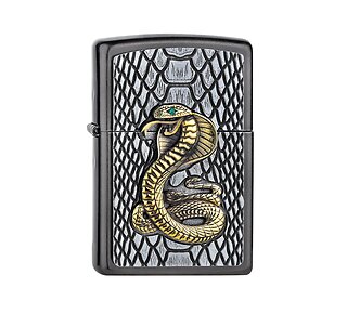 Zippo Kobra Tri-Colour aansteker met gouden slang embleem en smaragd groen kristal op grijs zwart slangenhuid patroon